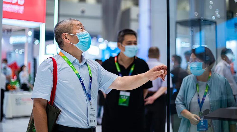 客戶觀賞克里克玻璃頂對(duì)開(kāi)獨(dú)立柜 客戶觀賞克里克玻璃頂對(duì)開(kāi)獨(dú)立柜