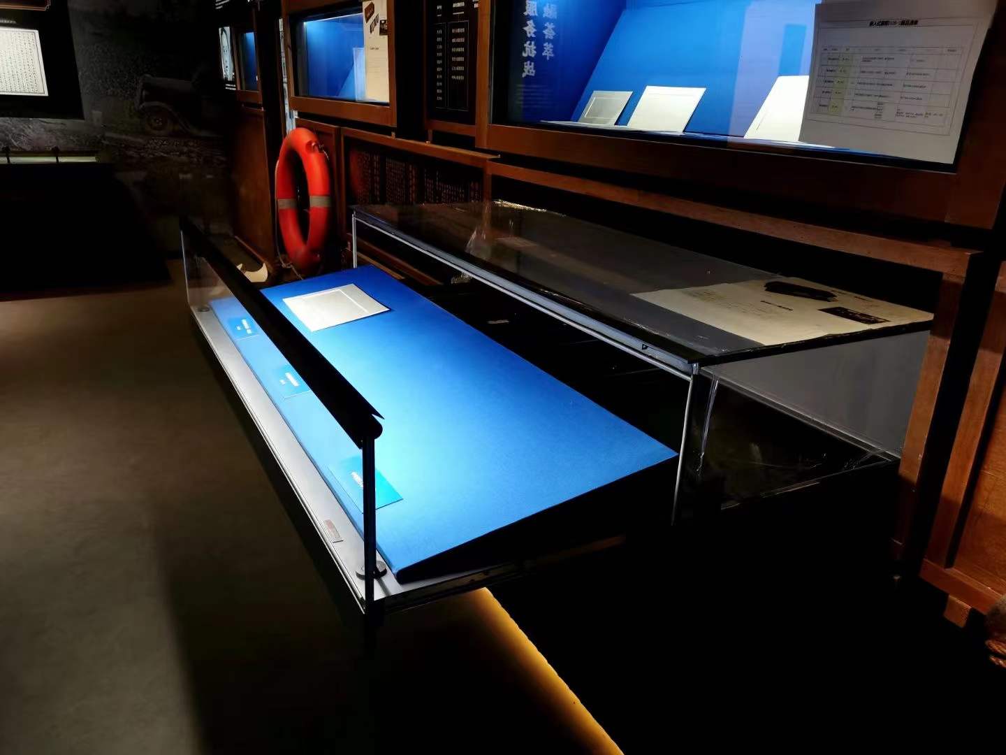 1667357315299535.jpg 博物館展示柜的優(yōu)秀設(shè)計:突破極簡主義和功能的極限.jpg