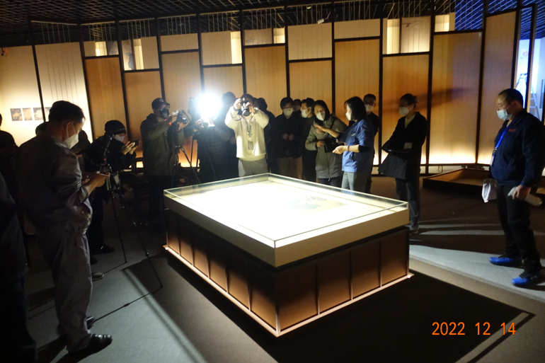 上海博物館《蓮塘乳鴨圖》展柜安裝現(xiàn)場(chǎng)1 上海博物館《蓮塘乳鴨圖》展柜安裝現(xiàn)場(chǎng)1